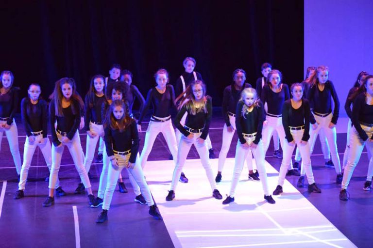 Dance Attitud School spectacle à contre sens